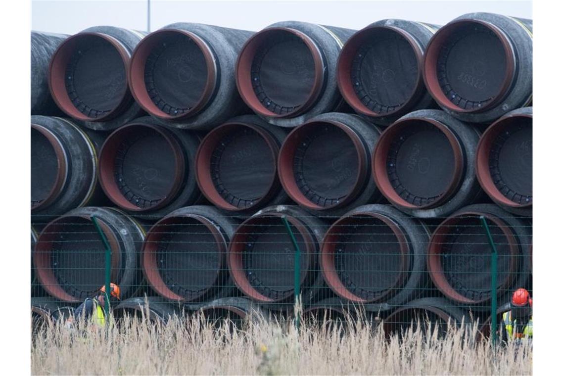 USA erhöhen Sanktionsdruck auf Firmen bei Nord Stream 2 Rohre für die Ostsee-Gaspipeline Nord Stream 2 werden auf dem Gelände des Hafens Mukran bei Sassnitz gelagert. Foto: Stefan Sauer/dpa-Zentralbild/dpa