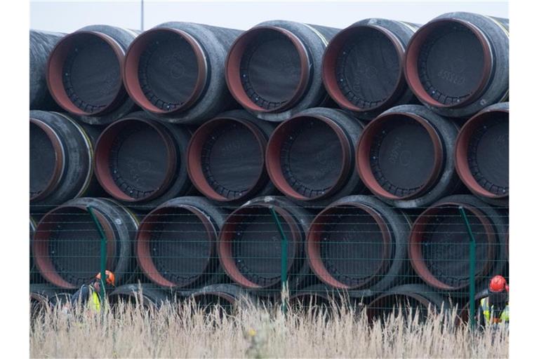 Rohre für die Ostsee-Gaspipeline Nord Stream 2 werden auf dem Gelände des Hafens Mukran bei Sassnitz gelagert. Foto: Stefan Sauer/dpa-Zentralbild/dpa