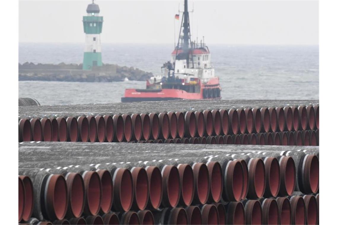 Rohre für die Ostsee-Gaspipeline Nord Stream 2 werden auf dem Gelände des Hafens Mukran bei Sassnitz gelagert. Der Hafen auf Rügen gilt als wichtigster Umschlagplatz für den Bau der Pipeline, deren Fertigstellung die USA unterbinden wollen. Foto: Stefan Sauer/dpa-Zentralbild/dpa