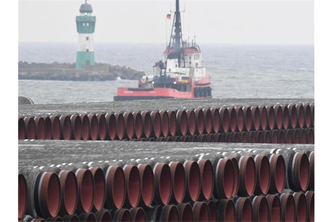 Rohre für die Ostsee-Gaspipeline Nord Stream 2 werden auf dem Gelände des Hafens Mukran bei Sassnitz gelagert. Foto: Stefan Sauer/dpa-Zentralbild/dpa