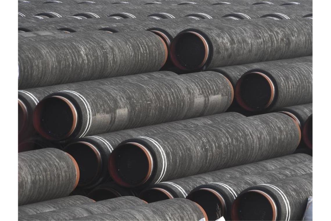Russland sieht EU nach Baustopp für Nord Stream 2 am Zug Rohre für die Ostsee-Gaspipeline Nord Stream 2 werden im Hafen von Mukran (Mecklenburg-Vorpommern) gelagert. Foto: Stefan Sauer/dpa-Zentralbild/dpa/Archivbild