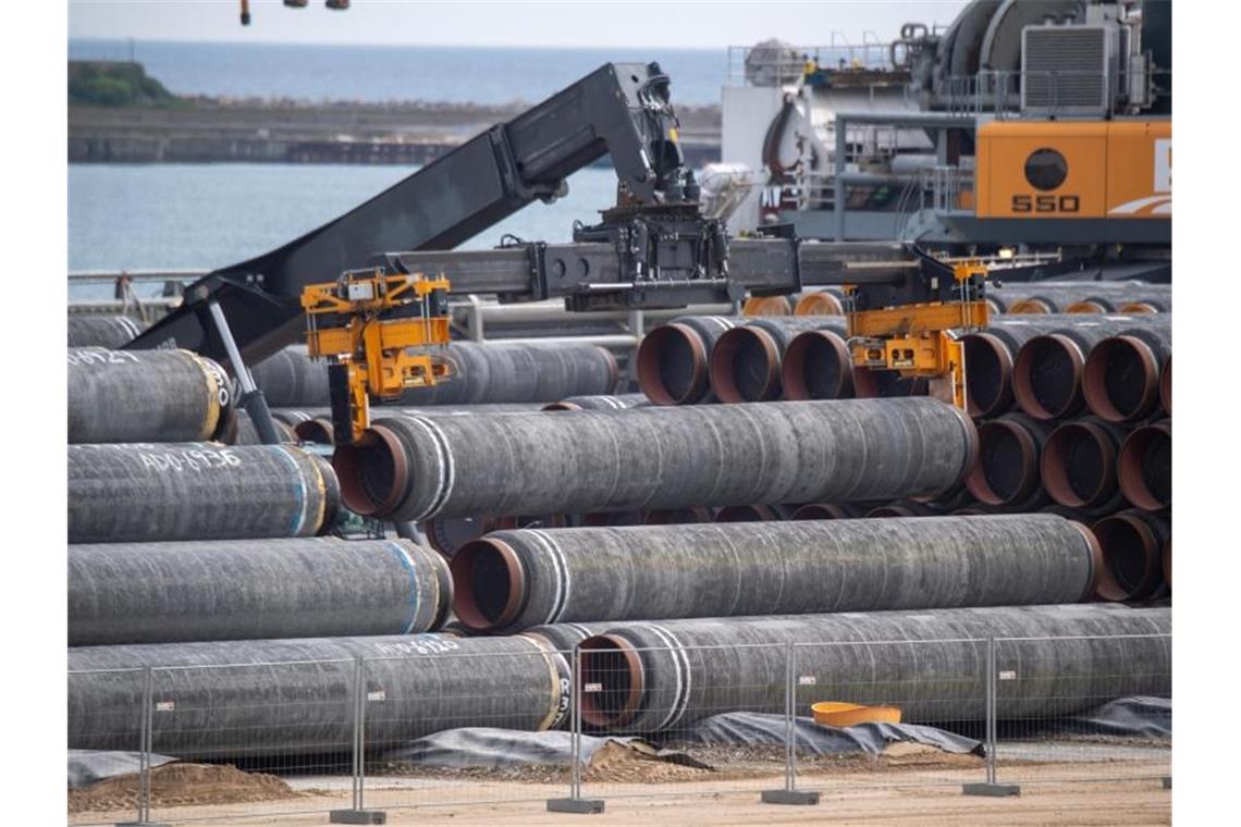 Umwelthilfe will Nord Stream 2 stoppen Rohre für die Ostseepipeline Nord Stream 2 auf dem Gelände des Hafen Mukran auf Rügen. Foto: Stefan Sauer/dpa