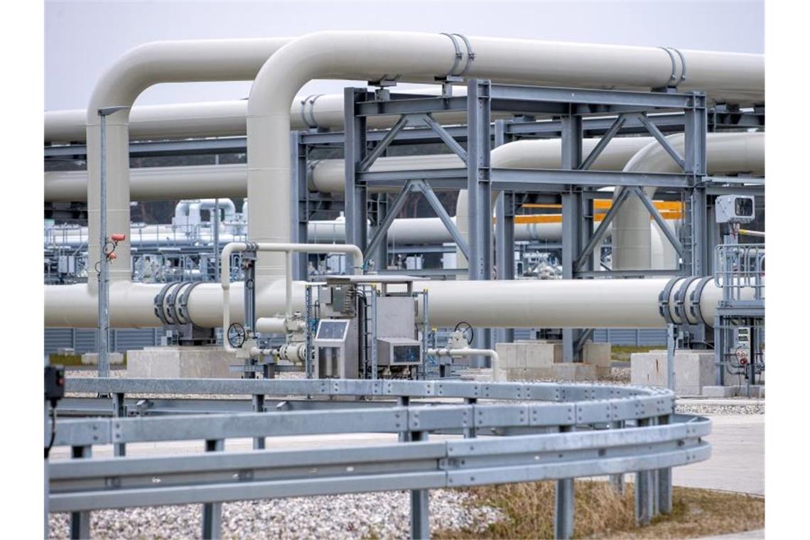 Nord Stream 2: Biden-Regierung verzichtet auf Sanktionen Rohrsysteme und Absperrvorrichtungen in der Gasanlandestation von Nord Stream 2 in Lubmin. Foto: Jens Büttner/dpa-Zentralbild/dpa