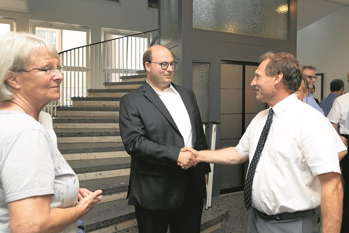 Roland Anton Krojer (vorne rechts) gratuliert Armin Mößner (Mitte), der die Bürgermeisterwahl in der Walterichstadt klar gewonnen hat. Foto. J. Fiedler