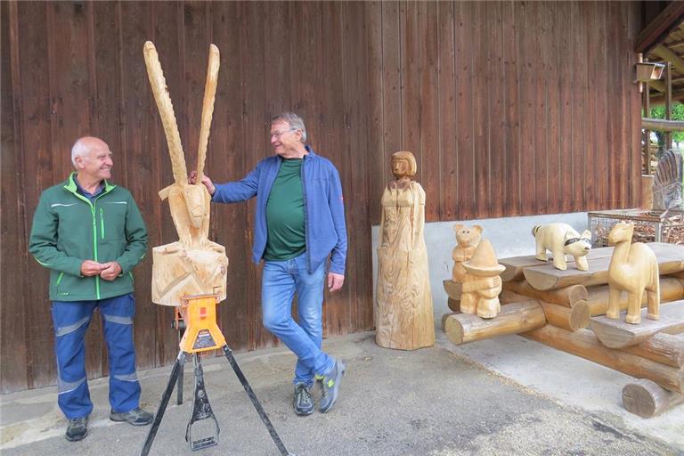 Roland Funk (links) und Gerhard Wahl engagieren sich ehrenamtlich für die Verschönerung von Wanderwegen. Während Gerhard Wahl die Holzfiguren für den Brünnelesweg geschnitzt hat, gestaltete Roland Funk die Schilder zu den Figuren. Fotos: privat