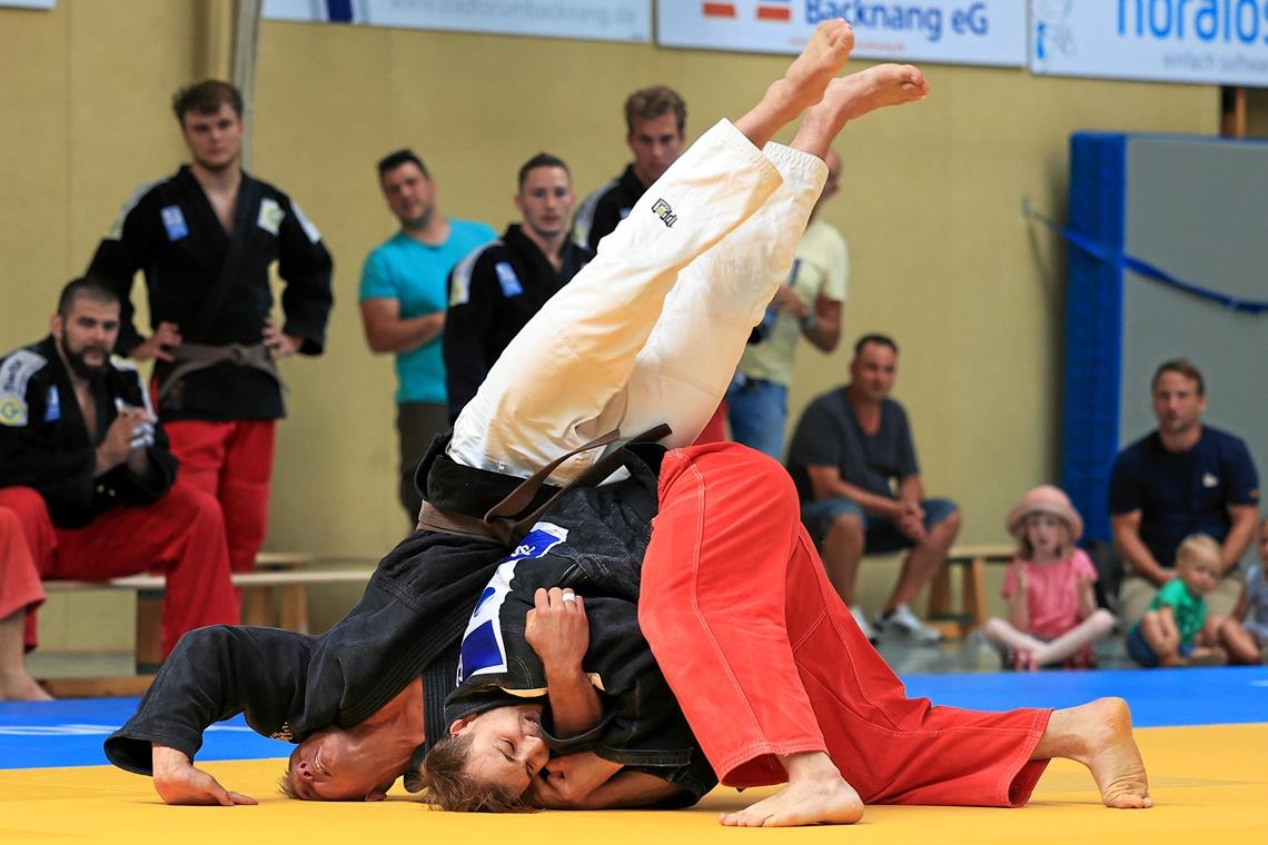 Geballter Spitzensport im Judo in Backnang Roland Gőz (rote Hose) will sich mit der TSG heute beim Heimwettkampf gegen Leipzig heftig wehren. Foto: Alexander Becher