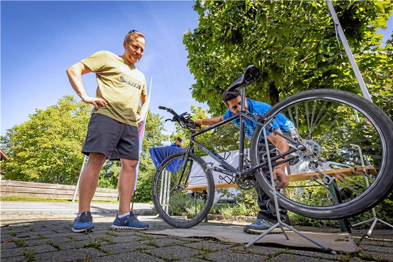 Roland Hägele (links) lässt sein Fahrrad checken. Er ist einer von über 30 Radlern, die den kostenlosen Radcheck am Samstag in Strümpfelbach genutzt haben. Fotos: Alexander Becher
