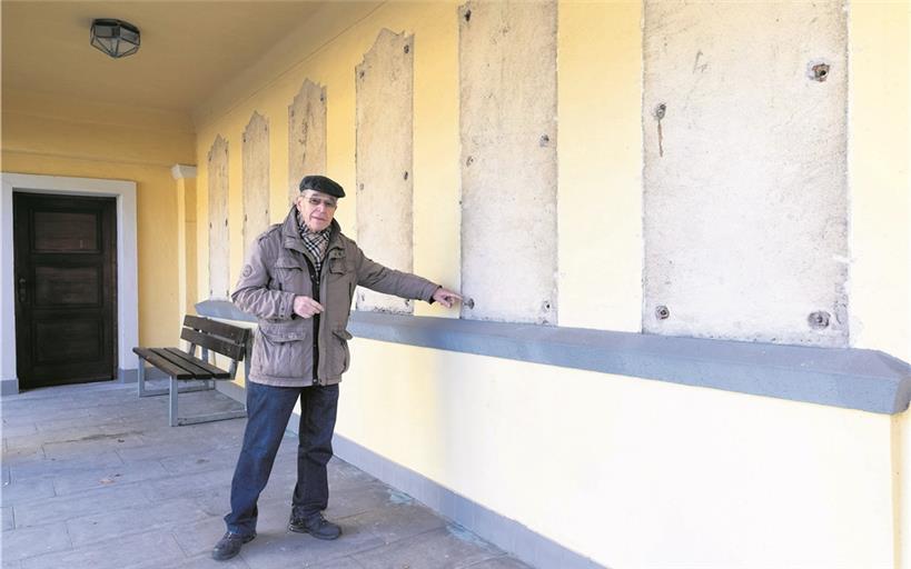 Roland Idler ist immer noch fassungslos, mit welch brachialer Gewalt die Tafeln aus der Wand gerissen wurden. Die neuen Platten sollen wieder vor der Aussegnungshalle angebracht werden. Die Arkaden zu beiden Seiten haben keinen anderen Zweck und eignen sich ausgezeichnet. Foto: J. Fiedler