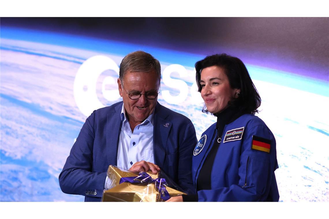 Roland Mack, geschäftsführender Gesellschafter des Europa-Park, und Bundesforschungsministerin Dorothee Bär (CSU) bei der Unterzeichnung der gemeinsamen Absichtserklärung.