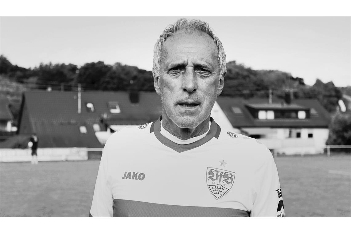 Nachruf: VfB trauert um Roland Mall Roland Mall (Mi.) in der Saison 1973/1974 im Spiel des VfB Stuttgart gegen den MSV Duisburg. Roland Mall (Mi.) in der Saison 1973/1974 im Spiel des VfB Stuttgart gegen den MSV Duisburg