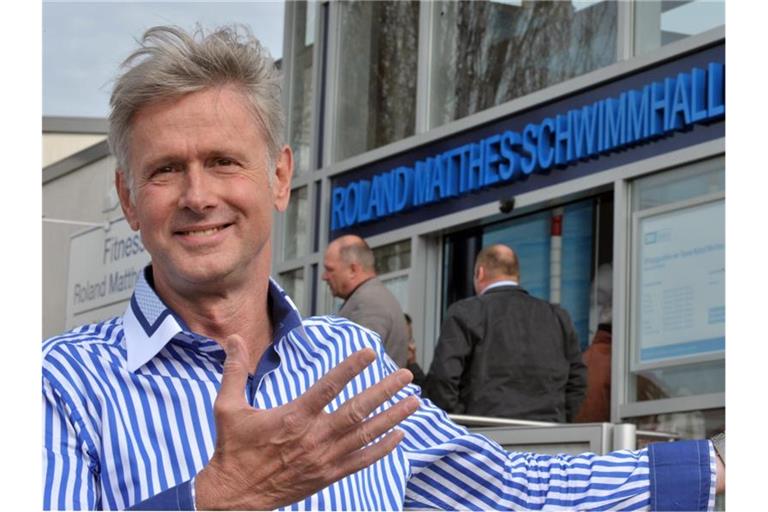 Roland Matthes vor der nach ihm benannten Schwimmhalle in Erfurt. Foto: Martin Schutt/dpa-Zentralbild/dpa/Archivbild