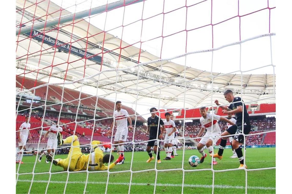 2:3 nach 0:3: Stuttgarts schmerzhaftes Bundesliga-Comeback Roland Sallai (r) macht das Tor zum 0:2. Foto: Tom Weller/dpa
