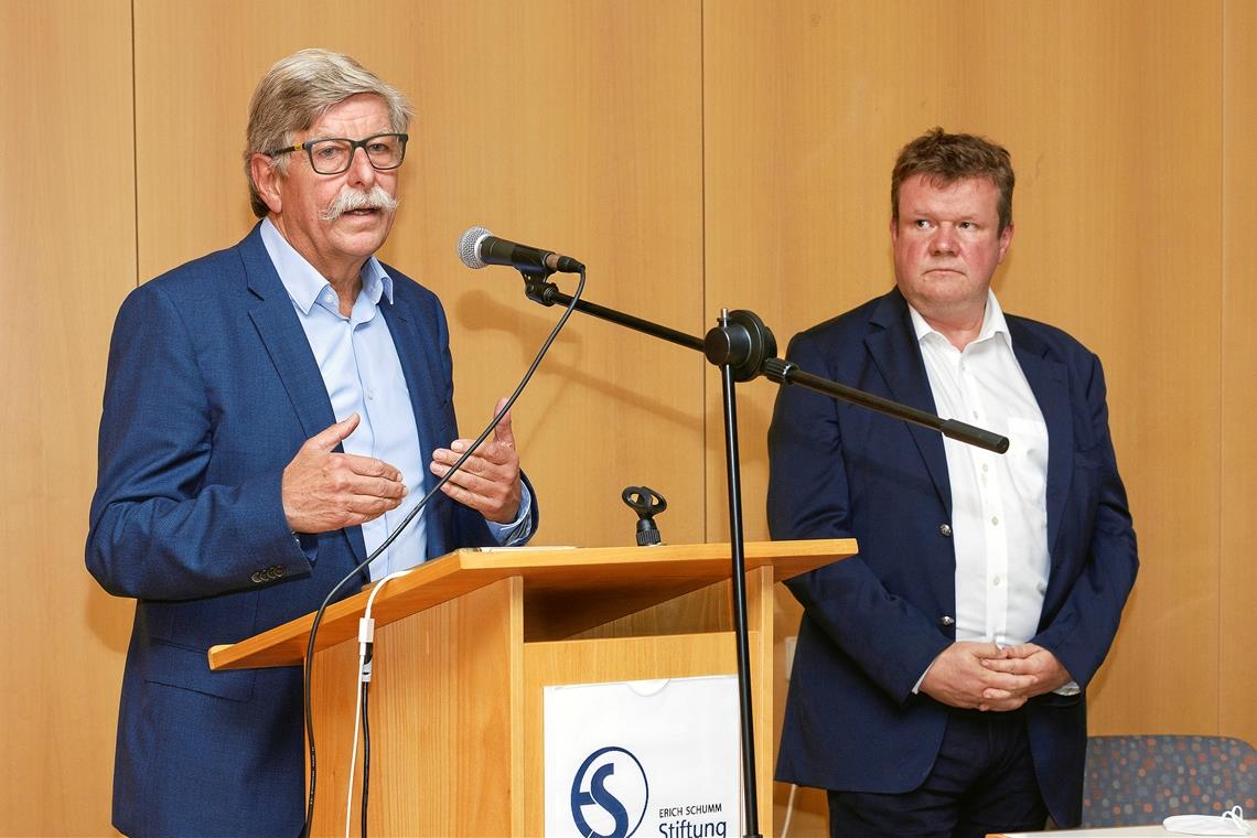 Neue Wege im Bereich der Pflege Rolf Barreuther (links) und Thorsten Pilgrim stellten die Konzeption der Erich-Schumm-Stiftung und der Praxisklinik Oberes Murrtal vor.