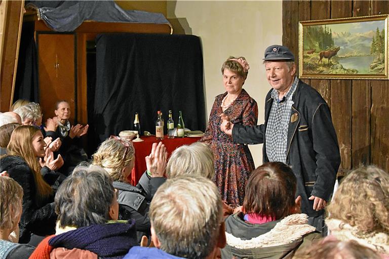 Rolf Butsch, hier beim Kulturfeuer 2025 mit Bärbel Hesser, steht diesmal nur bei der Abschlussveranstaltung in der Musikhalle auf der Bühne. Archivfoto: Tobias Sellmaier