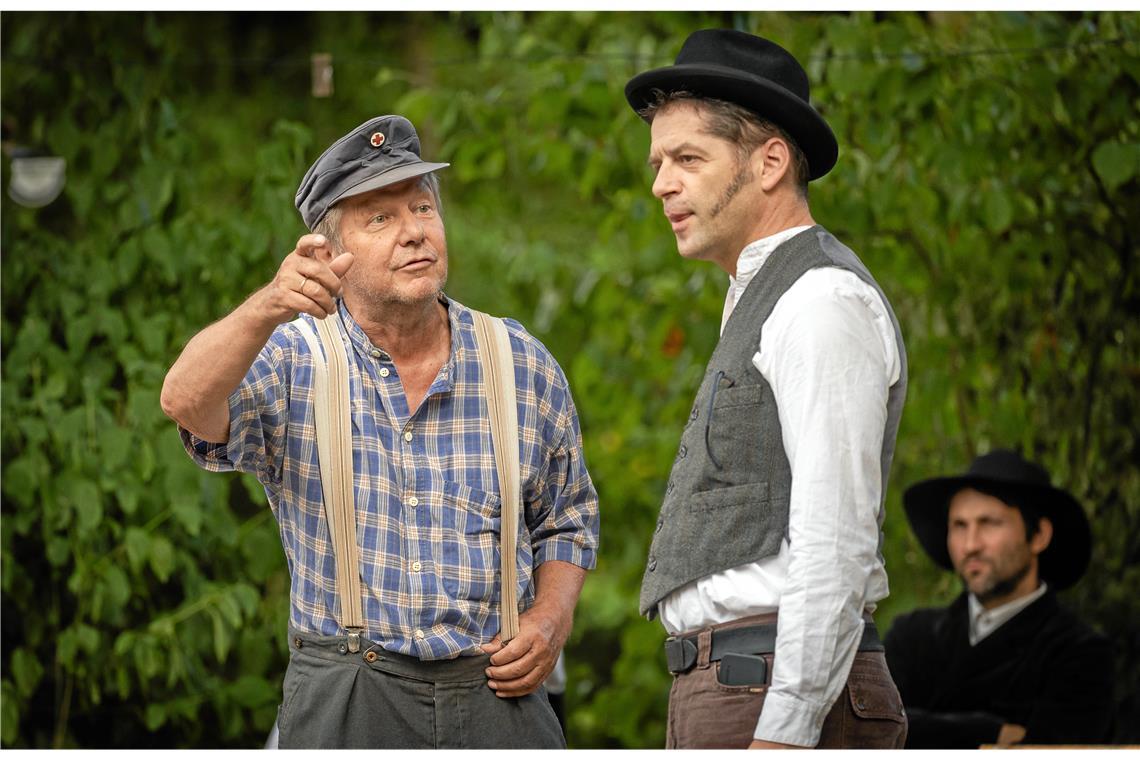 Rolf Butsch (links), hier gemeinsam mit Thomas Kirschbaum bei den Proben zu „Goldgrube“, steht bei den meisten Stücken des Theaters Rietenau selbst mit auf der Bühne. Fotos: Alexander Becher