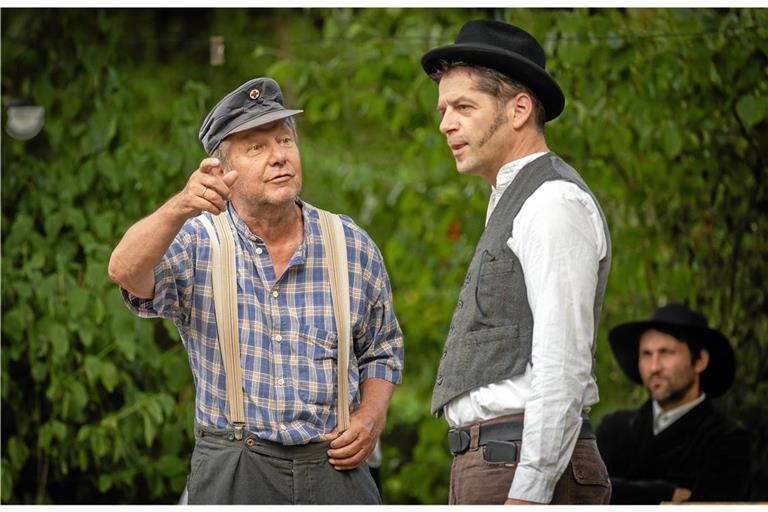 Rolf Butsch (links), hier gemeinsam mit Thomas Kirschbaum bei den Proben zu „Goldgrube“, steht bei den meisten Stücken des Theaters Rietenau selbst mit auf der Bühne. Fotos: Alexander Becher