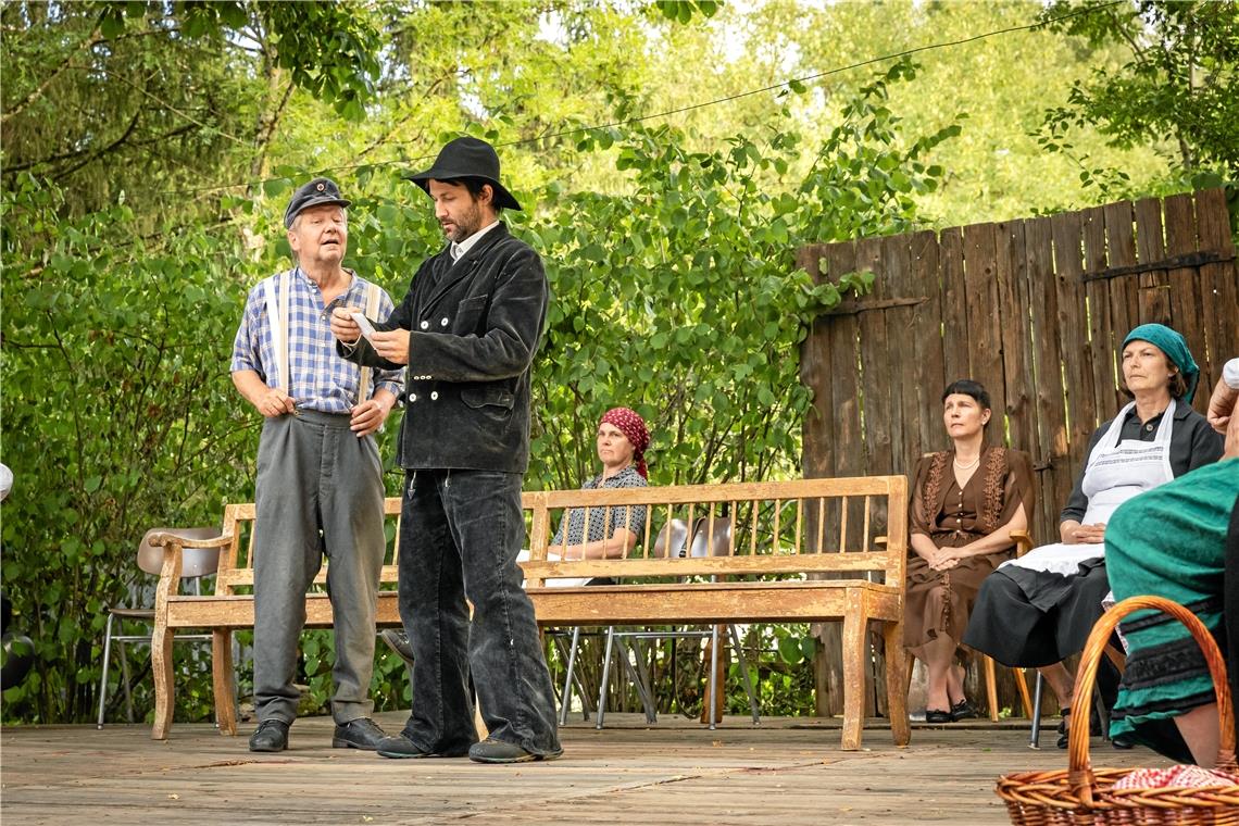 Theater in Rietenau führt wieder „Goldgrube“ auf Rolf Butsch (links) spielt im Stück den Totengräber. Gottfried Schlichenmaier geht als Emil auf die Walz. Fotos: Alexander Becher