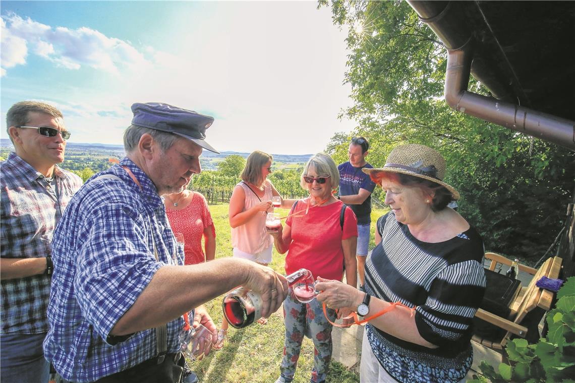 Rolf Butsch schenkt aus: Auf die Teilnehmer warteten an mehreren Stationen Kostproben aus dem vergorenen Saft von Trauben und Äpfeln, die in der Gemeinde Aspach geerntet wurden. Fotos: A. Becher