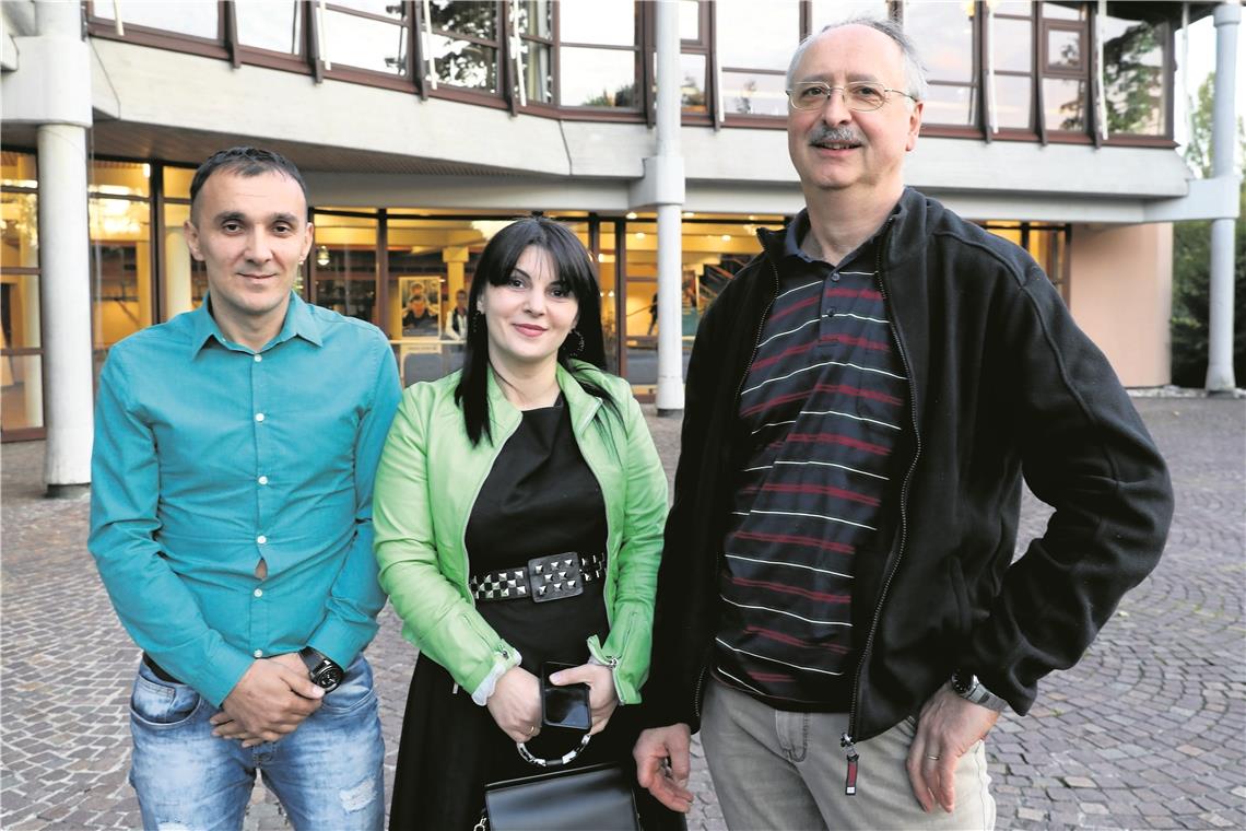 Ungewisse Zukunft für georgische Familie Rolf Ganter (von rechts) mit Tamar Lagurashvili und Tengo Gamkhitashuili vor dem Waiblinger Bürgerzentrum. Dort erhielt die Familienmutter für ihre Leistungen als frischgebackene Bäckergesellin bei der Lossprechung der Kreishandwerkerschaft eine Auszeichnung. B. Büttner