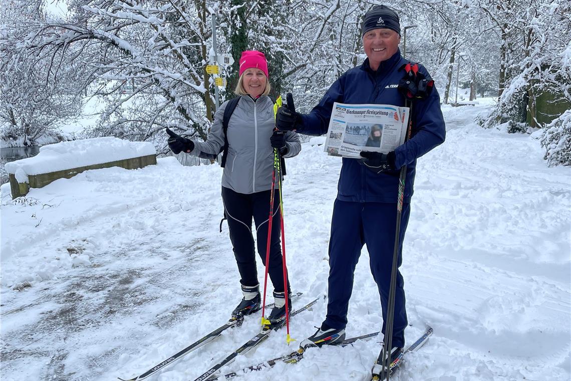 Rolf Hettich mit seiner Frau Gudrun am Montagmorgen am Murrufer. Sie holten sich auf Langlaufskiern die Zeitung ab, die nicht zugestellt werden konnte. Foto: Kornelius Fritz
