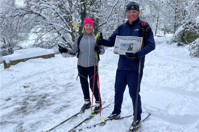 Rolf Hettich mit seiner Frau Gudrun am Montagmorgen am Murrufer. Sie holten sich auf Langlaufskiern die Zeitung ab, die nicht zugestellt werden konnte. Foto: Kornelius Fritz