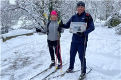 Rolf Hettich mit seiner Frau Gudrun am Montagmorgen am Murrufer. Sie holten sich auf Langlaufskiern die Zeitung ab, die nicht zugestellt werden konnte. Foto: Kornelius Fritz