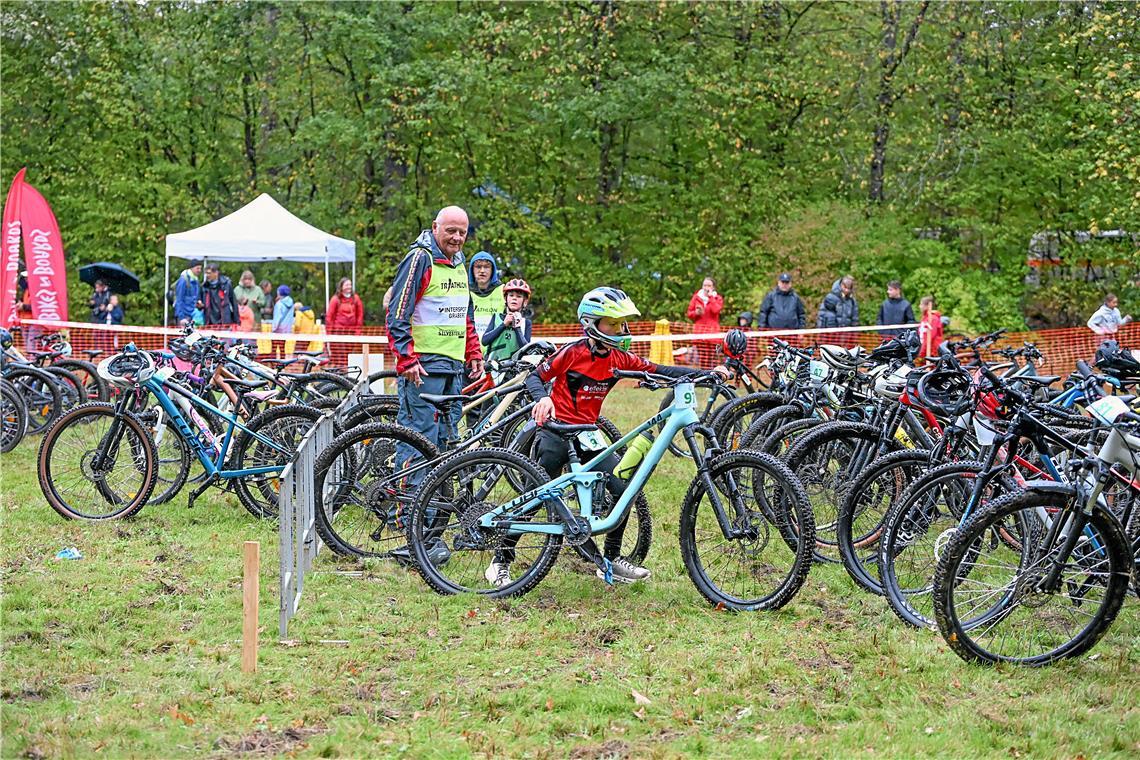 Rolf Hettich unterstützt die Teilnehmenden in der Wechselzone beim 4. Kindercros...