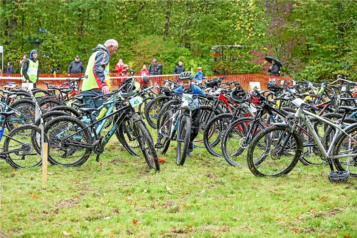 Rolf Hettich unterstützt die Teilnehmenden, wie hier Mats (Nr. 38) in der Wechse...