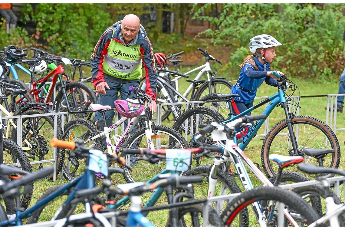 Rolf Hettich unterstützt die Teilnehmenden, wie hier Romy Flexeder (Nr. 32) in d...