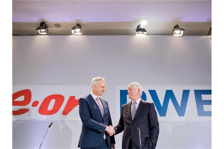 Rolf Martin Schmitz (r), Vorstandsvorsitzender von RWE, und Johannes Teyssen, Vorstandsvorsitzender von Eon, bei einer gemeinsamen Pressekonferenz. Foto: Rolf Vennenbernd/Archiv