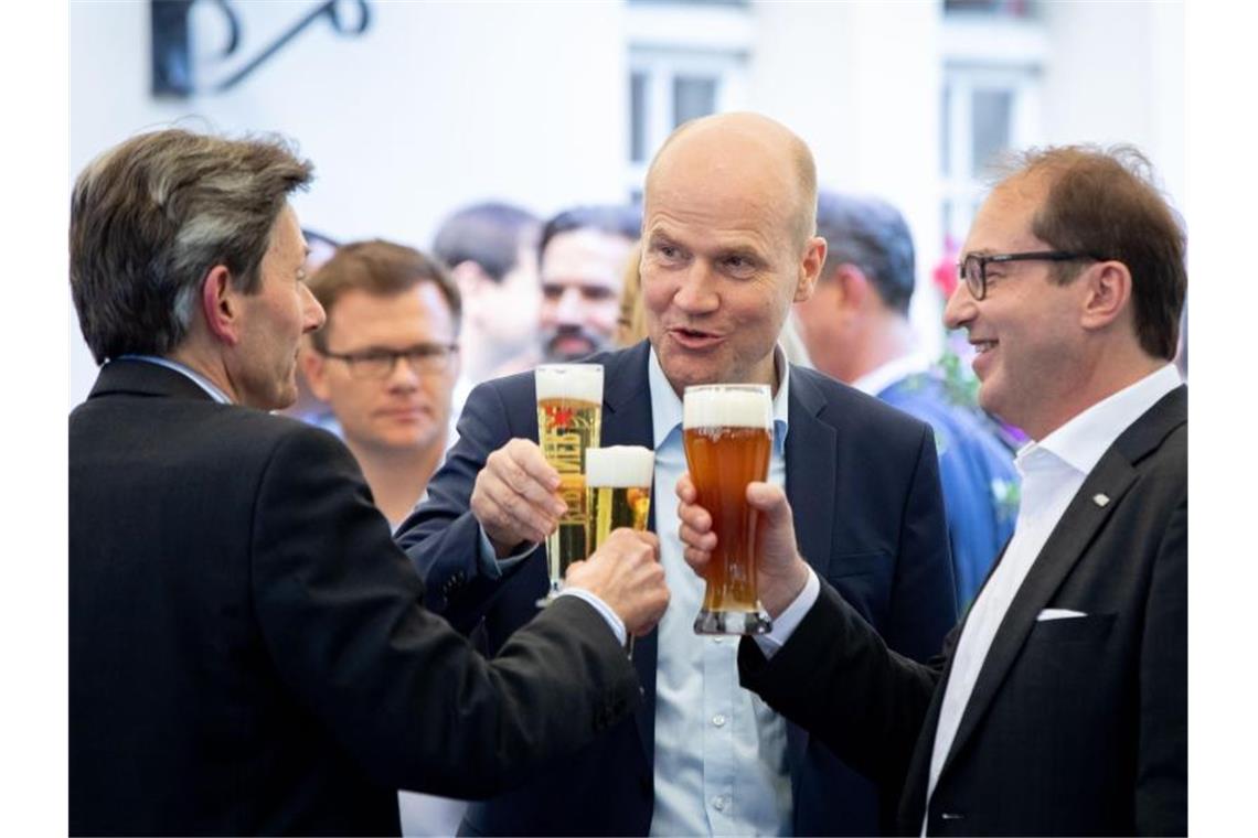 Rolf Mützenich (v.l.), kommissarischer Vorsitzender der SPD-Bundestagsfraktion, Unionsfraktionschef Ralph Brinkhaus und CSU-Landesgruppenchef Alexander Dobrindt stoßen zu Beginn der Klausurtagung mit einem Bier an. Foto: Kay Nietfeld