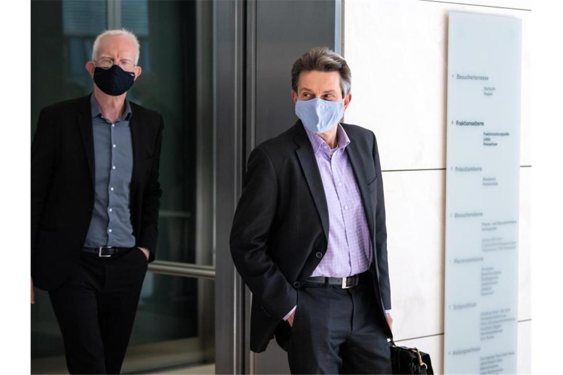 Rolf Mützenich, Vorsitzender der SPD-Bundestagsfraktion, zusammen mit seinem Sprecher Ali von Wangenheim (l). Foto: Bernd von Jutrczenka/dpa