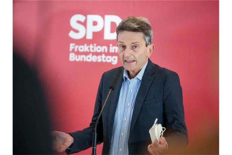 Rolf Mützenich, Vorsitzender der SPD-Bundestagsfraktion, gibt ein Pressestatement vor der Fraktionssitzung seiner Partei im Bundestag. Foto: Kay Nietfeld/dpa