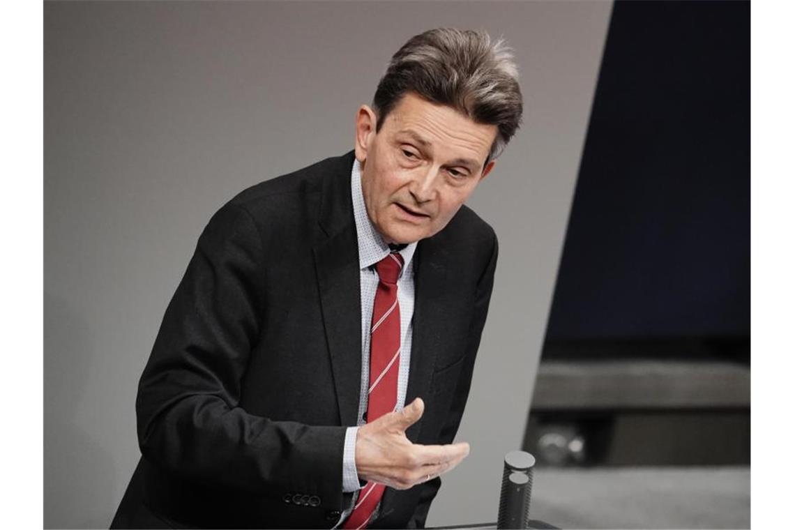 Rolf Mützenich, Vorsitzender der SPD-Bundestagsfraktion, ist vom Auftreten des bayrischen Ministerpräsidenten wenig angetan. Foto: Michael Kappeler/dpa