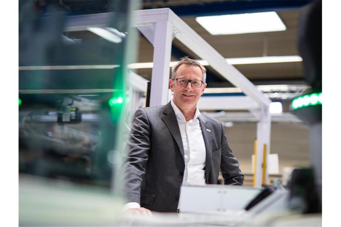 Rolf Najork steht neben einem modularen Bosch Fertigungssystem. Foto: Christoph Schmidt/dpa