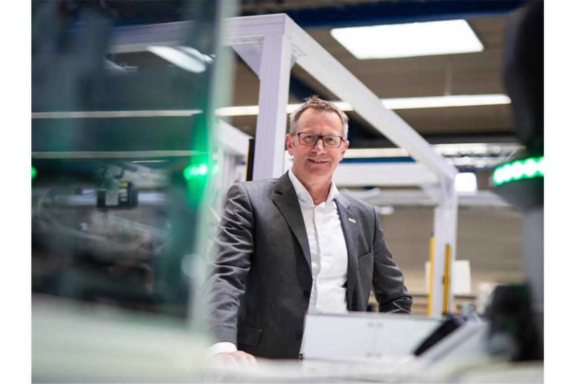 Bosch: Geschäfte mit Industrie 4.0 werden stark wachsen Rolf Najork steht neben einem modularen Bosch Fertigungssystem. Foto: Christoph Schmidt/dpa