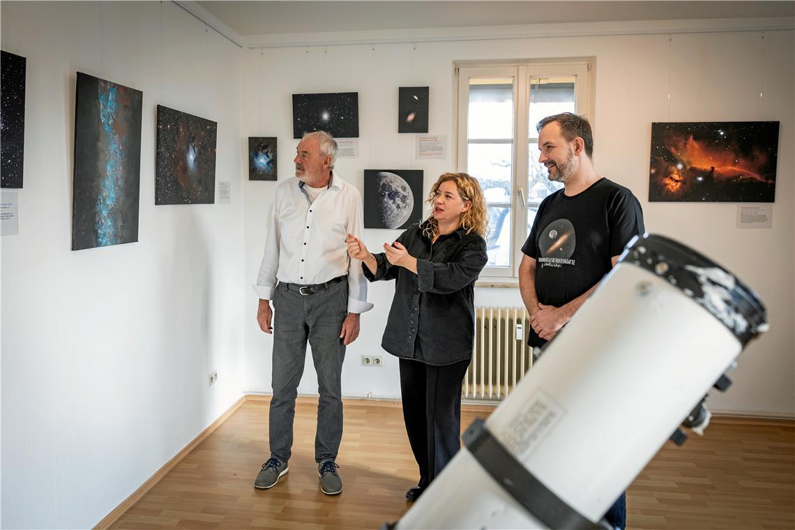 Gemalte und fotografierte Stimmungen im Heimatmuseum Althütte Rolf Rau (links) vom Heimatkulturverein Althütte ermöglicht es der Malerin Claudia Bieg und dem Fotograf Matthias Hagen, die Astro-Ausstellung im alten Schulhaus in Althütte zu präsentieren. Foto: Alexander Becher