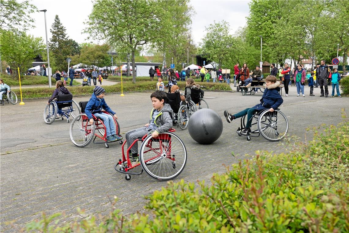 Rollifußball war nur eines der Angebote beim Kinder-Natur-Erlebnisfest am 1. Mai in Auenwald. Alle Kinder im Rems-Murr-Kreis waren im Zeichen der Inklusion und Teilhabe dazu eingeladen. Viele Angebote waren barrierefrei für alle Kinder nutzbar. Foto: Alexander. Becher