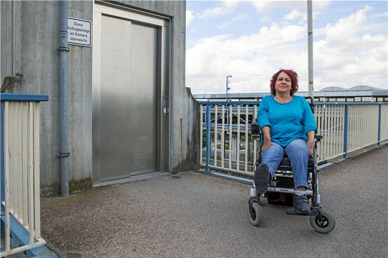 Rollstuhlfahrer wie Susanne Rehm sind darauf angewiesen, dass die Aufzüge am Bahnhof funktionieren. Archivfoto: Alexander Becher