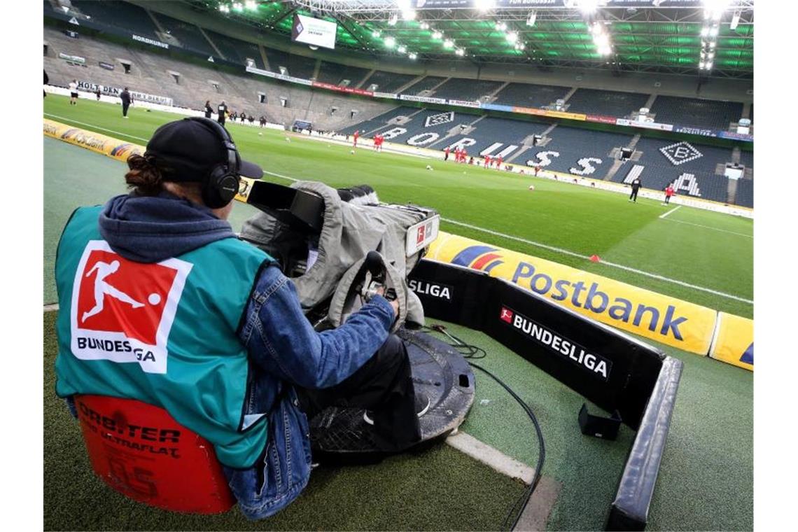 Rollt ab dem 9. Mai wieder der Ball in der Fußball-Bundesliga?. Foto: Roland Weihrauch/dpa