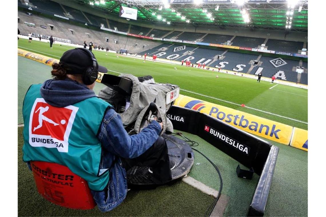 Söder & Laschet: Bundesliga-Geisterspiele ab 9. Mai denkbar Rollt ab dem 9. Mai wieder der Ball in der Fußball-Bundesliga?. Foto: Roland Weihrauch/dpa