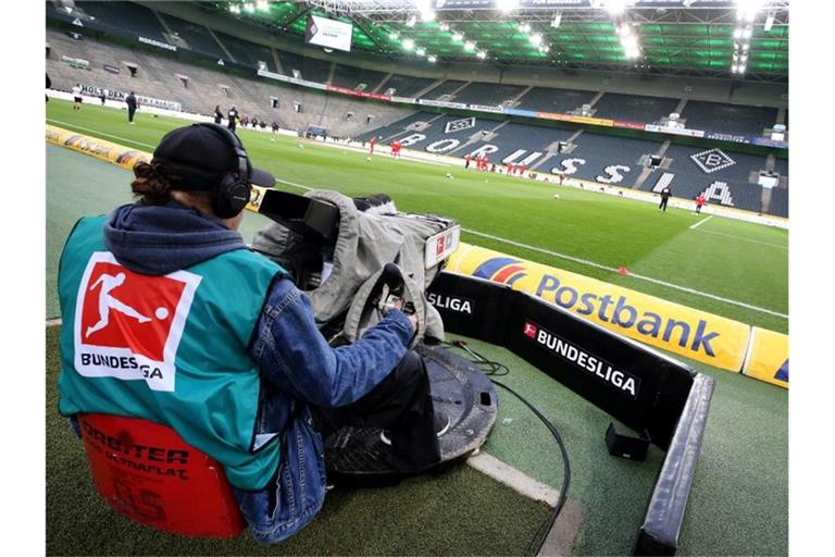 Rollt ab dem 9. Mai wieder der Ball in der Fußball-Bundesliga?. Foto: Roland Weihrauch/dpa
