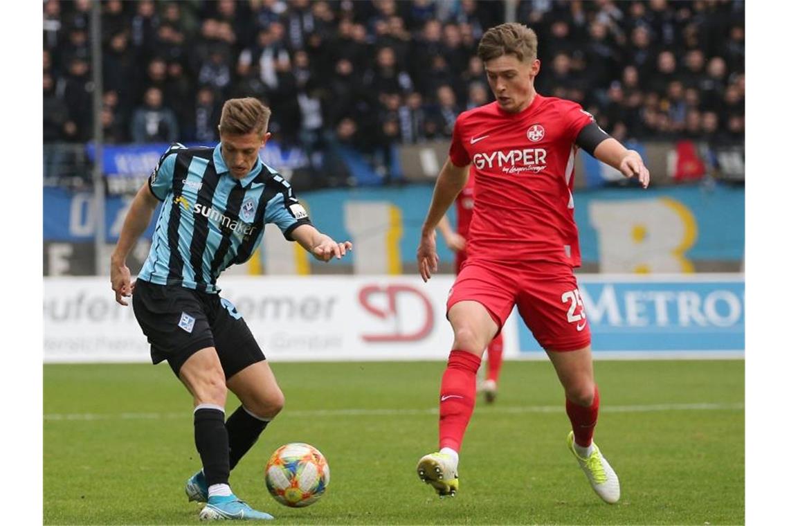 Schicksal der dritten Liga in der Hand der Politik Rollt auch in der 3. Liga bald wieder der Ball?. Foto: Michael Deines/dpa