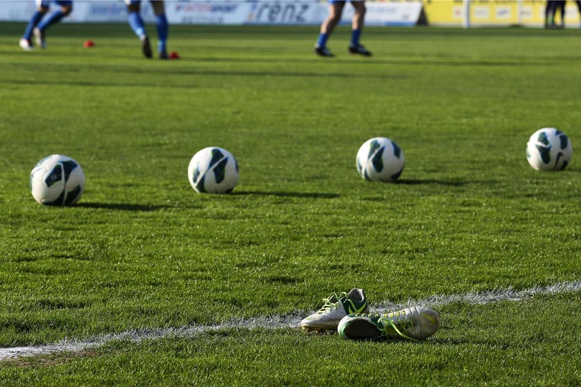 Rollt zumindest in Sachen Bezirkspokal auf unbestimmte Zeit gar nicht mehr: der Fußball. Am späten Montagabend wurde die Auslosung der Viertel- und der Halbfinalpartien abgesagt. Foto: A. Becher