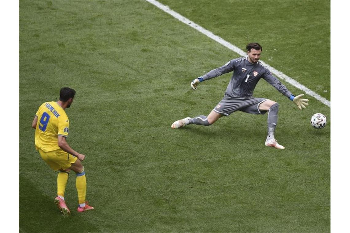 Roman Jaremtschuk (l) trifft zum 2:0 für die Ukraine. Torwart Stole Dimitrievski (r) ist chancenlos. Foto: Mihai Barbu/AFP Pool/AP/dpa