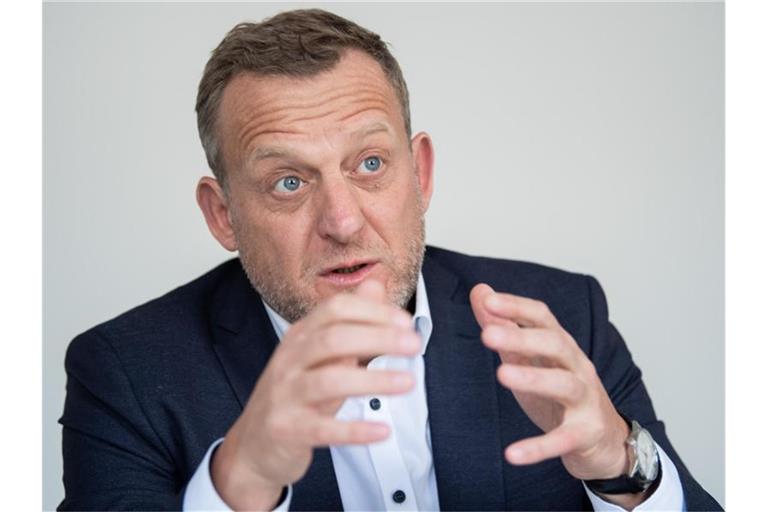 Roman Zitzelsberger, Bezirksleiter der IG Metall Baden-Württemberg. Foto: Tom Weller/dpa/Archivbild