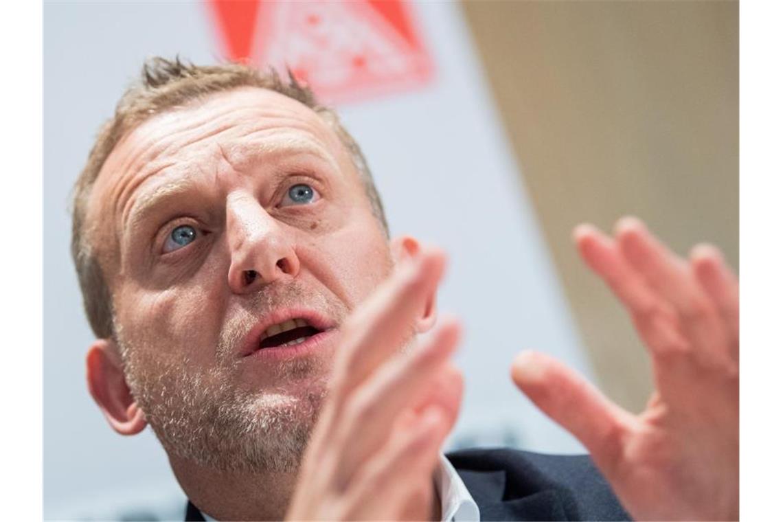 Roman Zitzelsberger, Bezirksleiter der IG Metall Baden-Württemberg, gibt eine Pressekonferenz. Foto: Tom Weller/dpa/Archivbild