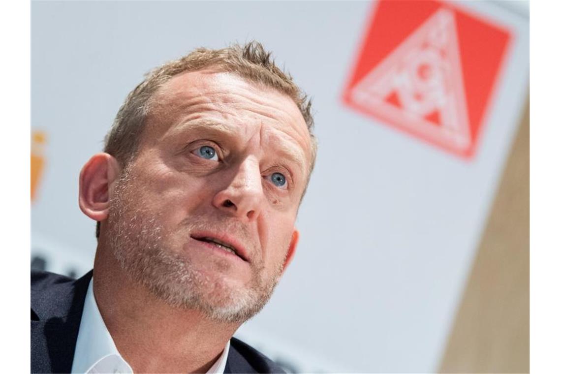 Roman Zitzelsberger, Bezirksleiter der IG Metall Baden-Württemberg, gibt eine Pressekonferenz. Foto: Tom Weller/dpa