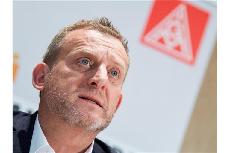 Roman Zitzelsberger, Bezirksleiter der IG Metall Baden-Württemberg, gibt eine Pressekonferenz. Foto: Tom Weller/dpa