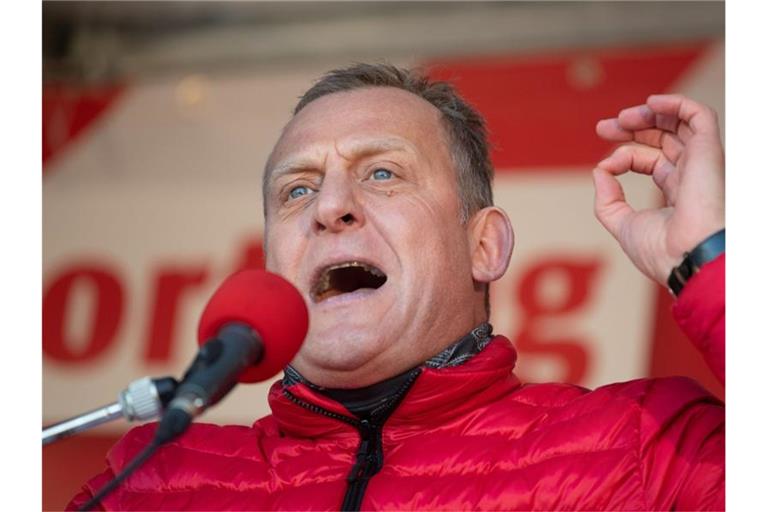 Roman Zitzelsberger, IG-Metall-Bezirksleiter für Baden-Württemberg, spricht auf einer Kundgebung. Foto: Marijan Murat/dpa/Archivbild